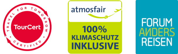 Wir kompensieren den CO₂-Abdruck Deiner An- und Abreise zu 100 % – mit dem Testsieger atmosfair! Außerdem tragen wir das Gütesiegel TourCert für nachhaltiges Reisen.